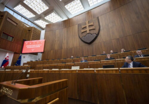 Ministerstvá neplnia uznesenia a mimovládky sú v právnej neistote, komora vystríha pred problémami