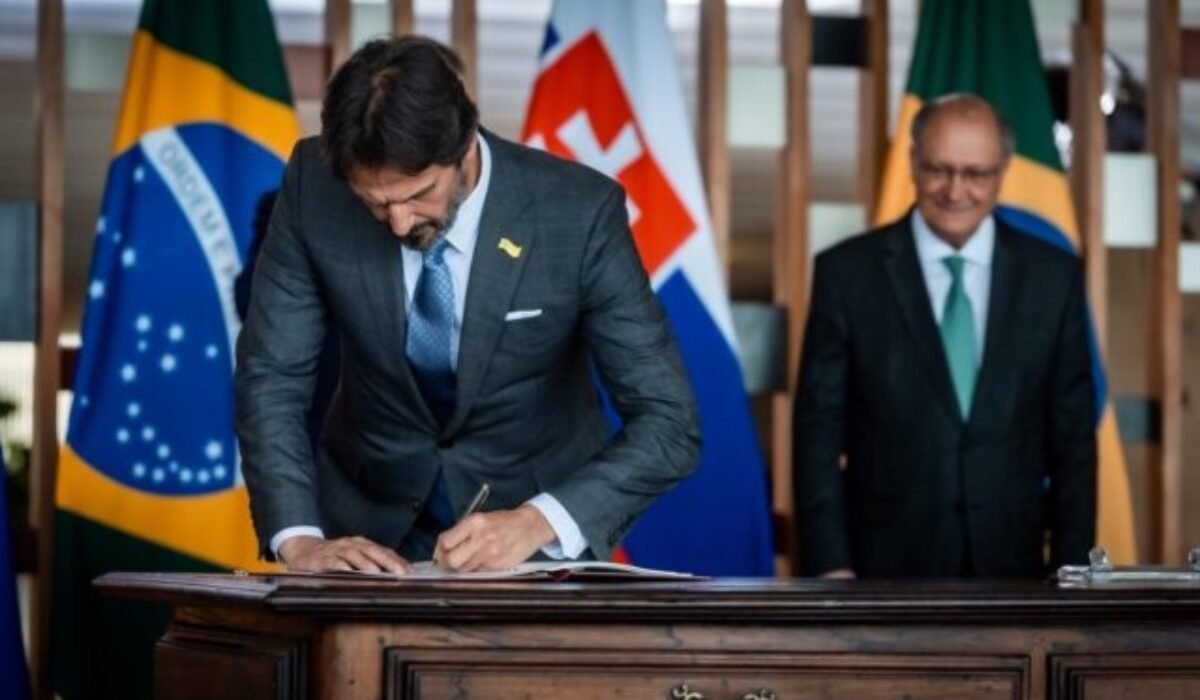 Kaliňák podpísal v Brazílii memorandum, potvrdzuje záujem Slovenska kúpiť dopravné lietadlá Embraer – FOTO