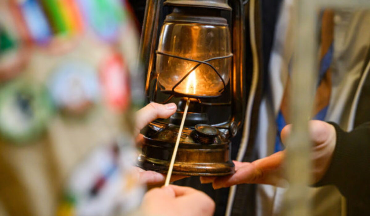 Skauti vyniesli Betlehemské svetlo do výšky 2 634 metrov, rozžiarilo Lomnický štít aj Skalnatú chatu