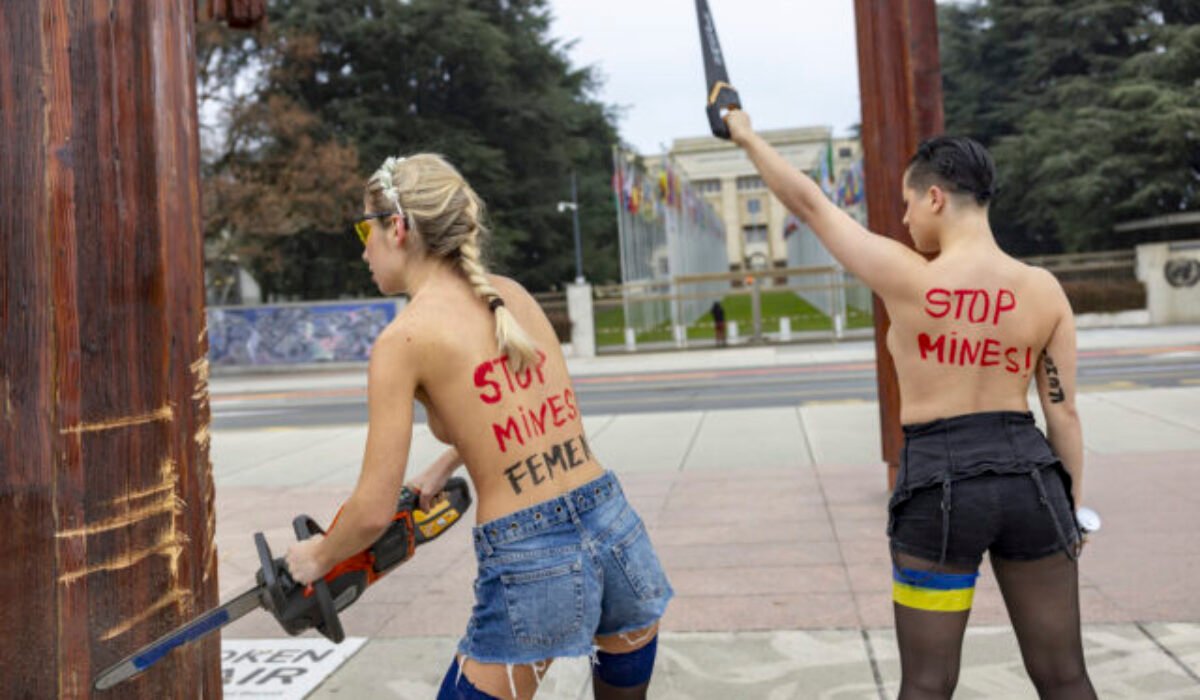 Polonahé aktivistky pred sídlom OSN v Ženeve protestovali proti vojne na Ukrajine – FOTO
