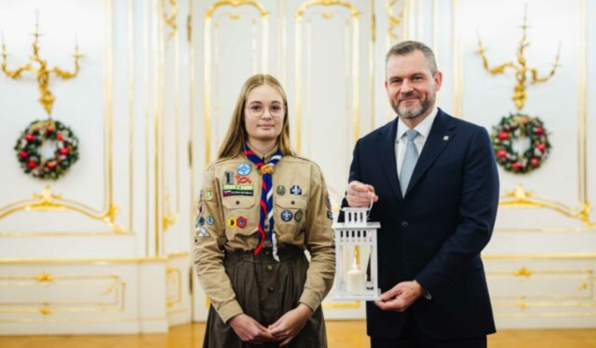 Pellegrini prevzal od skautov Betlehemské svetlo. Má priniesť pokoj, mier a lásku na Slovensku