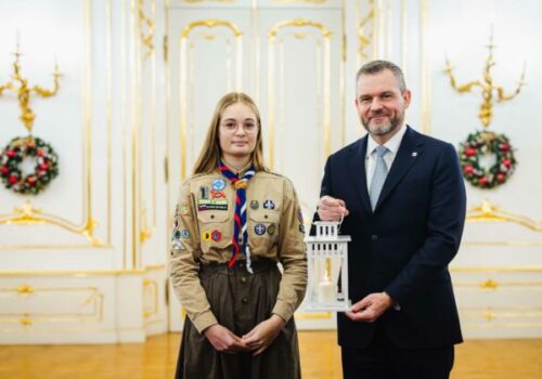 Pellegrini prevzal od skautov Betlehemské svetlo. Má priniesť pokoj, mier a lásku na Slovensku