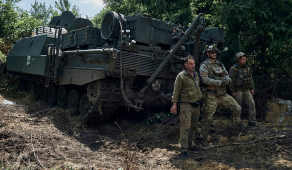 Ukrajinská armáda zničila ruský nákladný vlak, poškodili aj dôležitú železničnú trať