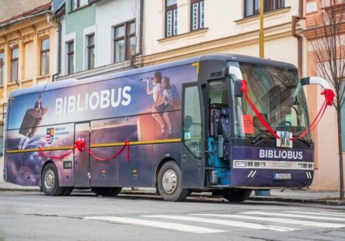 Na východe Slovenska budú jazdiť nové bibliobusy, ponúkať budú čitateľom tisíce kníh – VIDEO, FOTO