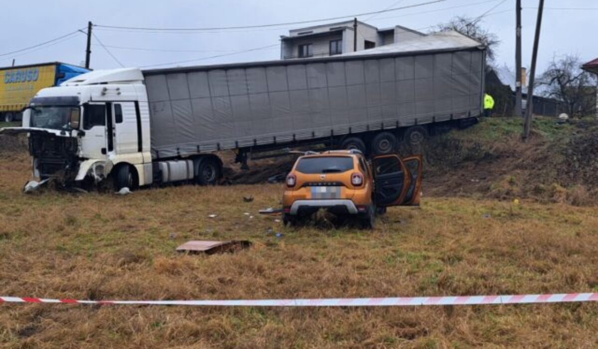 Tragická nehoda v obci Soboš si vyžiadala život vodiča. Čelne sa zrazilo nákladné a osobné auto – FOTO