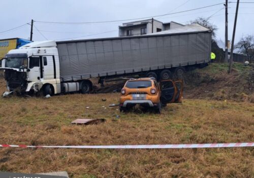 Tragická nehoda v obci Soboš si vyžiadala život vodiča. Čelne sa zrazilo nákladné a osobné auto – FOTO