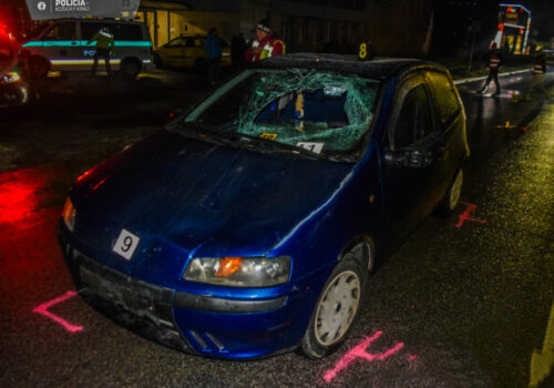 Auto na priechode zrazilo dvoch chodcov, polícia apeluje aj na používanie reflexných prvkov – FOTO