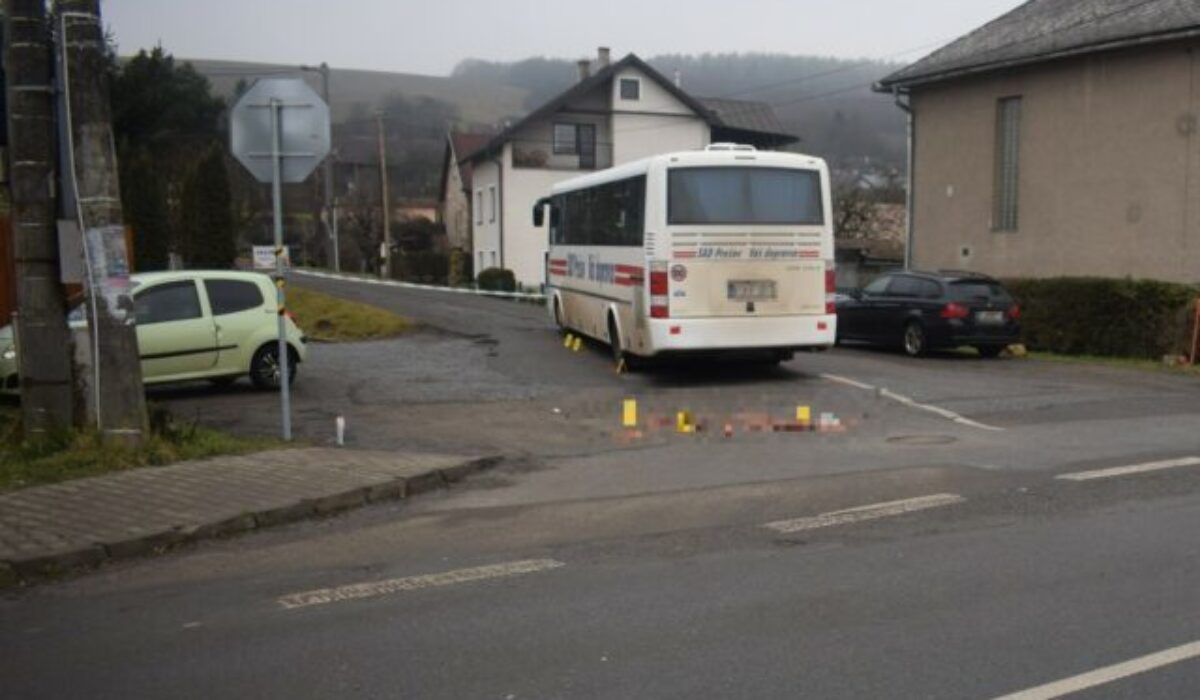 Autobus pri odbočovaní zrazil chodkyňu, utrpela zranenia nezlučiteľné so životom