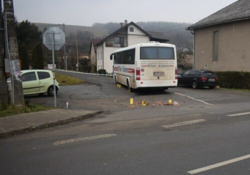 Autobus pri odbočovaní zrazil chodkyňu, utrpela zranenia nezlučiteľné so životom