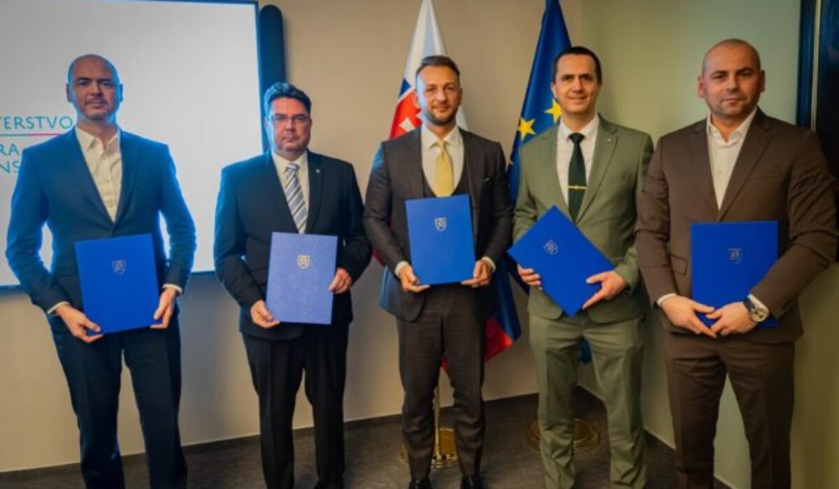 Policajti, hasiči alebo horskí záchranári budú mať viac dovolenky, dostanú aj odmenu – FOTO