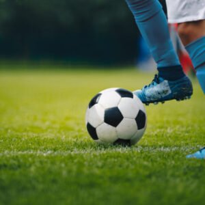 Futbalové legendy spolu s OZ Divé maky pomôžu s podporou rómskych futbalových talentov
