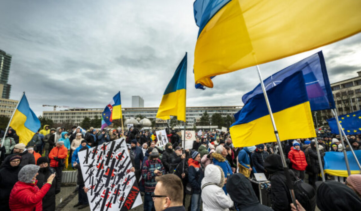 Tisíce protestujúcich vyjadrili nesúhlas s Ficovou návštevou Moskvy, OZ Mier Ukrajine podáva podnet na Generálnu prokuratúru- FOTO