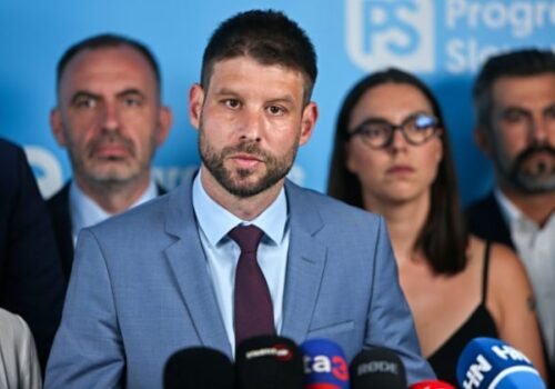 Šimečka: Je absurdné, že nás o zahraničnej politike Slovenska opäť informuje niekto iný, ako vlastná vláda