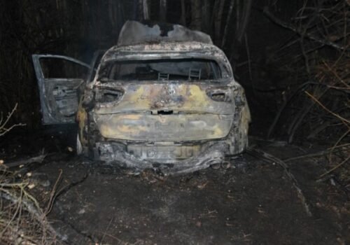 Po tragickej nehode pri obci Krásnohorské Podhradie v aute uhorel neznámy muž, polícia začala trestné stíhanie – FOTO
