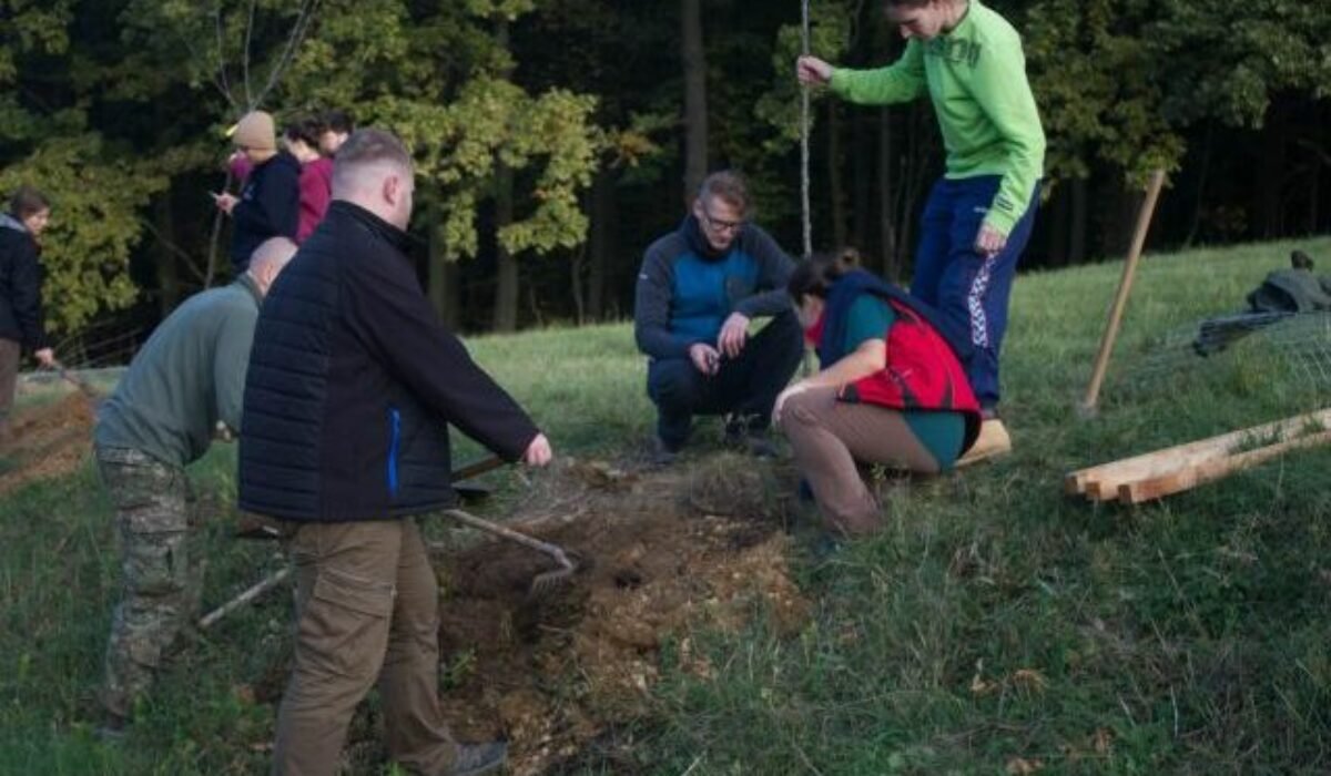 Pri zrúcanine kláštora Katarínka rastú opäť ovocné stromy, dobrovoľníci nadviazali na prácu mníchov
