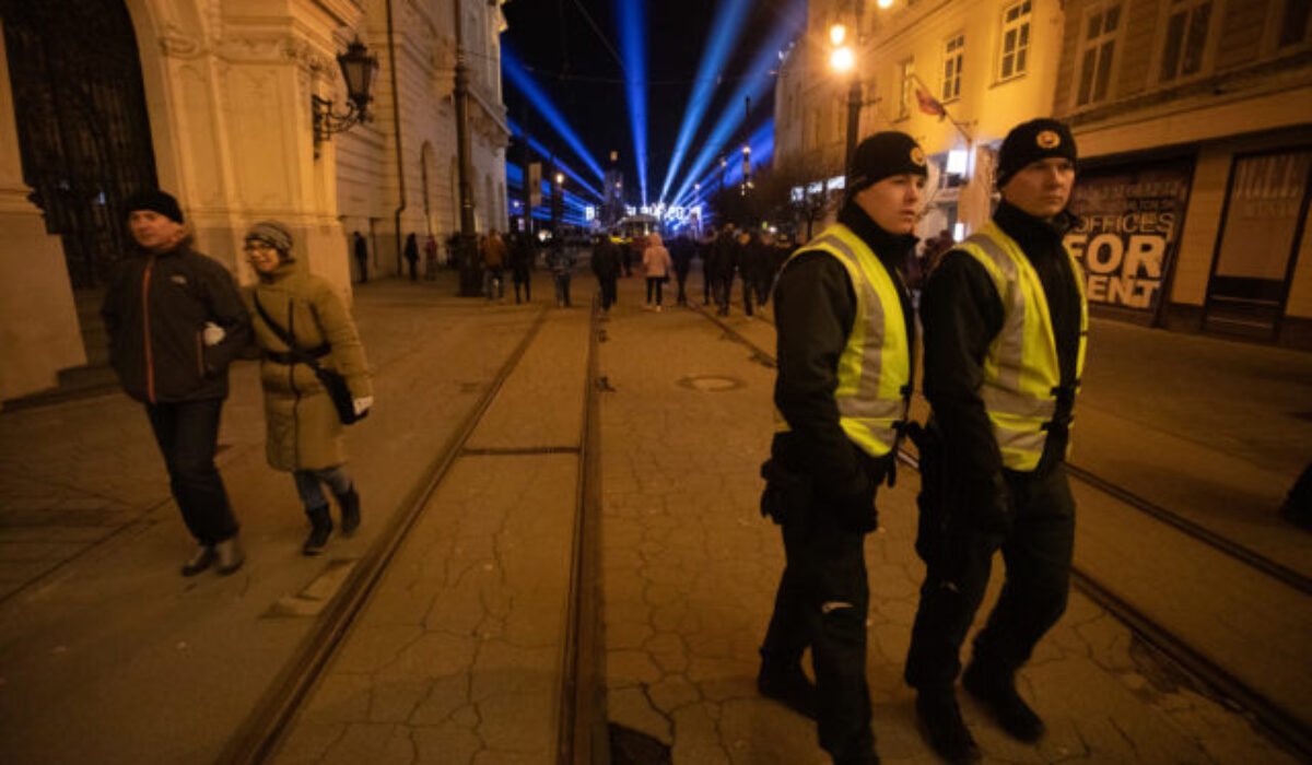 Polícia počas silvestrovských osláv posilní dohľad v uliciach, kontrolovať bude aj používanie zábavnej pyrotechniky