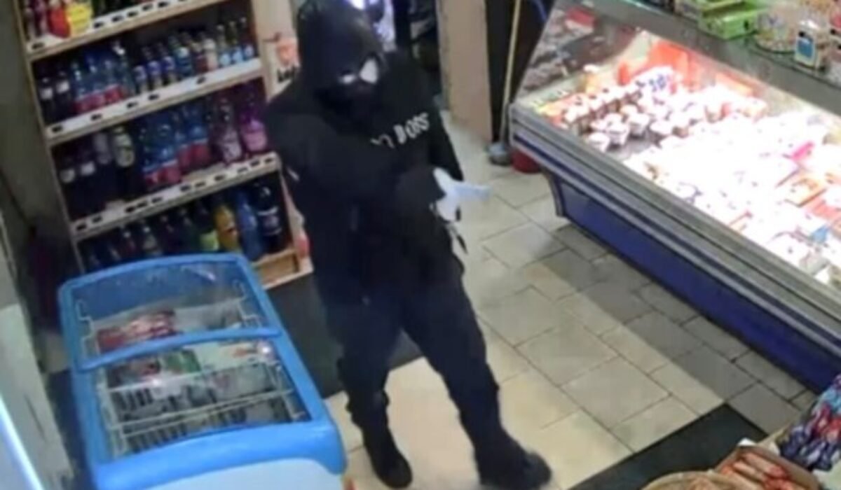 S čiernym igelitom na hlave prepadol večierku v Hlohovci. Policajti ho našli ponoreného vo Váhu