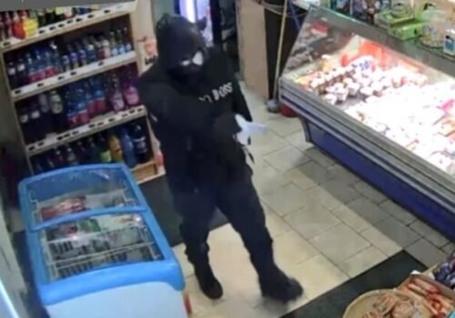 S čiernym igelitom na hlave prepadol večierku v Hlohovci. Policajti ho našli ponoreného vo Váhu