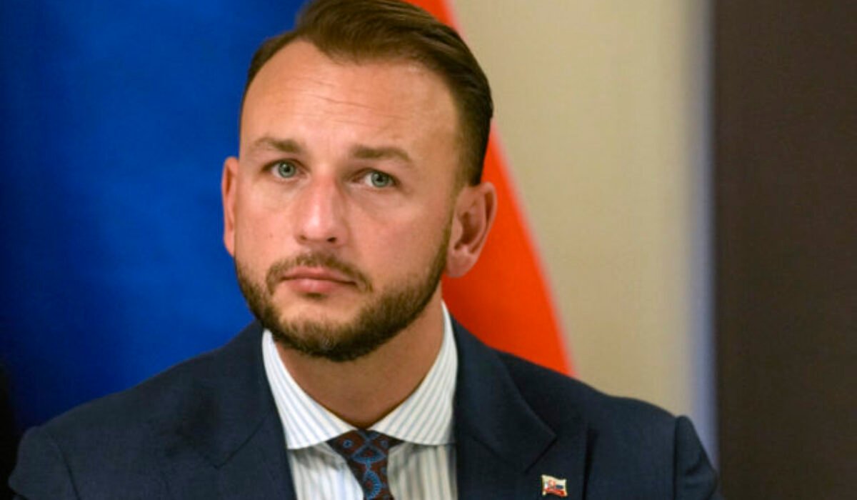 Ficova koalícia ostavá bez politickej konkurencie, podľa Šutaja Eštoka ich od práce v prospech Slovensko nikto neodradí – VIDEO