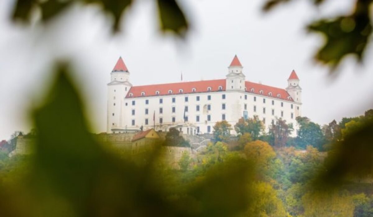 Bratislavský kraj investuje do školstva či cestnej infraštruktúry. Pribudli miesta v triedach aj nové stroje pre údržbu vozoviek