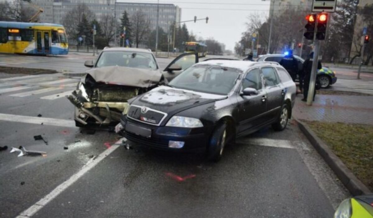 Opitý muž spôsobil na Nový rok v Košiciach nehodu, napadol druhého vodiča a útočil aj na policajtov