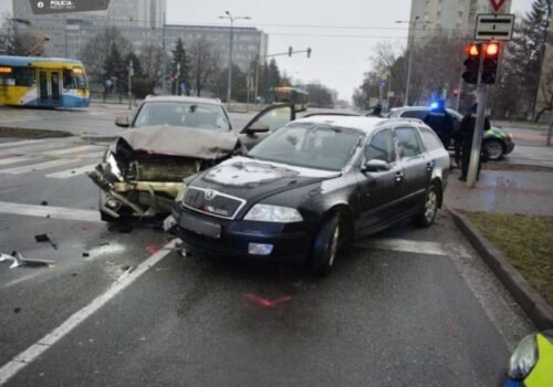 Opitý muž spôsobil na Nový rok v Košiciach nehodu, napadol druhého vodiča a útočil aj na policajtov