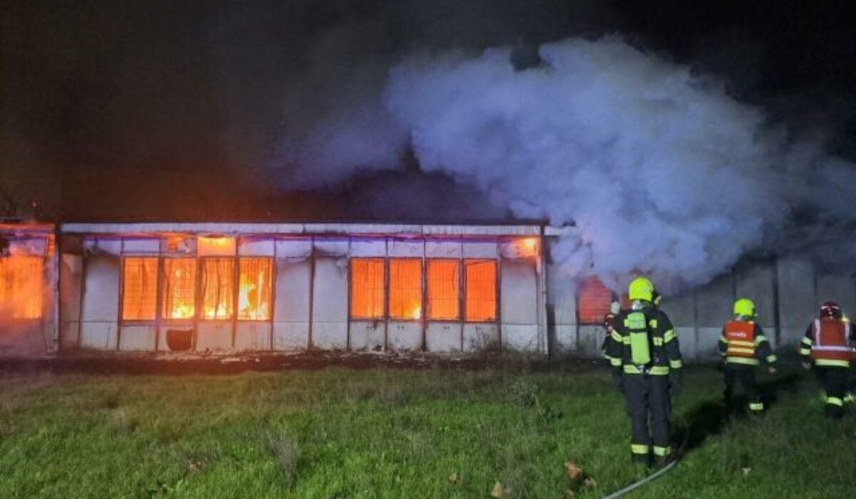 Na Trnavskej ceste v Bratislave začali horieť unimobunky, pri požiari sa nikto nezranil