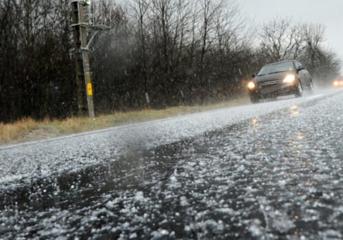 Meteorológovia hlásia na najbližšie dni výstrahy pred poľadovicou aj vetrom na horách