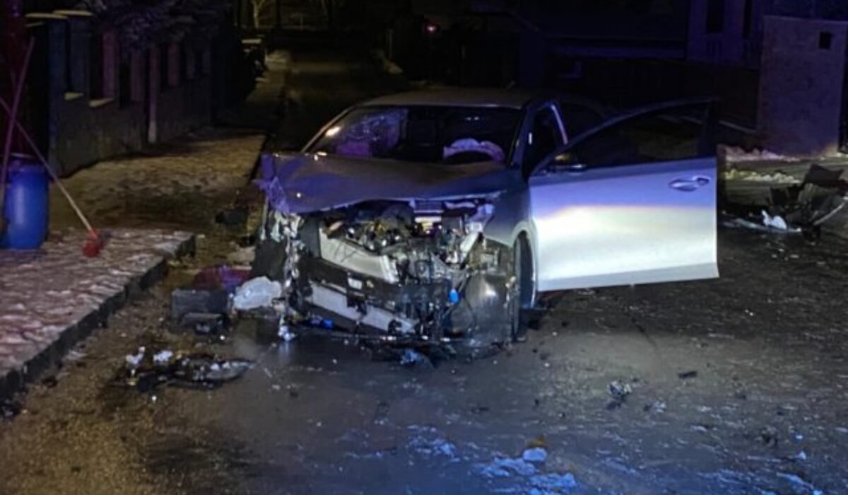 Únik pred políciou mu nevyšiel. Muž pod vplyvom drog skončil v betónovom oplotení rodinného domu – FOTO