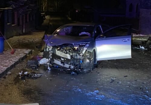 Únik pred políciou mu nevyšiel. Muž pod vplyvom drog skončil v betónovom oplotení rodinného domu – FOTO