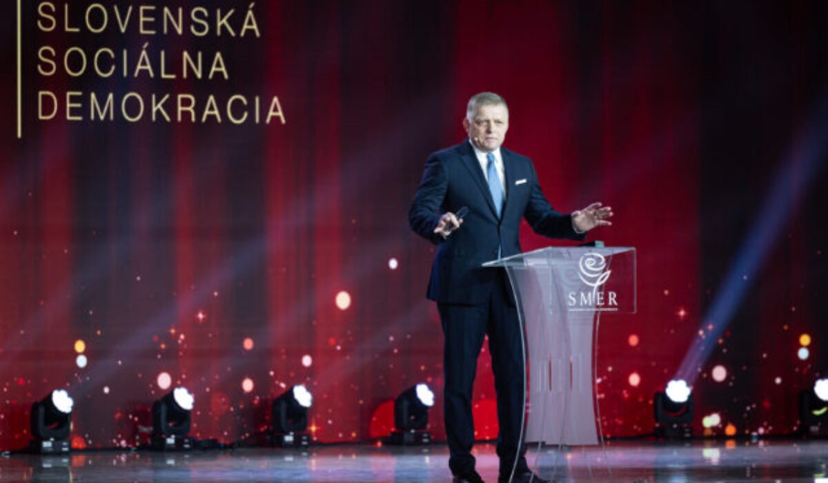 Fico si dlhodobo užíva luxus, z oficiálnych príjmov by si to mohol len ťažko dovoliť, upozorňuje mimovládka
