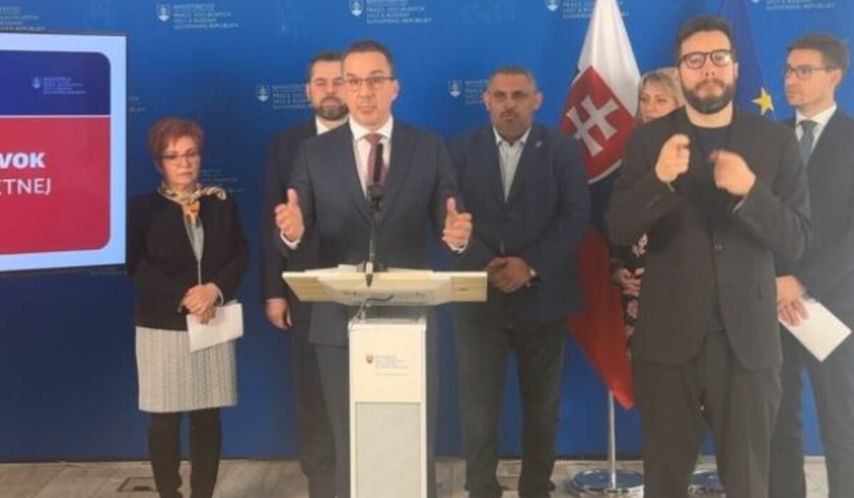 Práca namiesto dávok. Minister Tomáš predstavil zmeny a posvieti si aj na falošné PN-ky – VIDEO