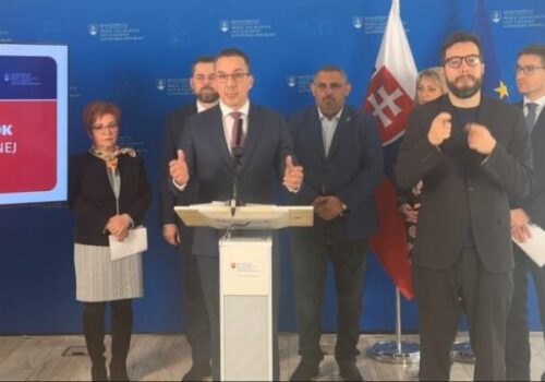 Práca namiesto dávok. Minister Tomáš predstavil zmeny a posvieti si aj na falošné PN-ky – VIDEO