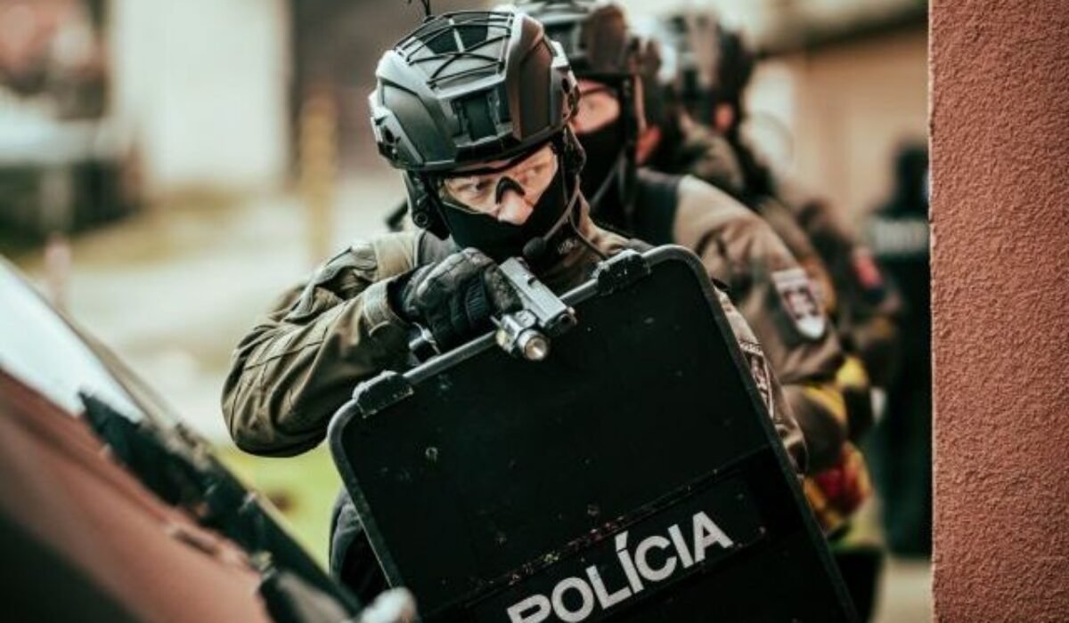 Protiteroristická akcia v Košiciach pokračuje, policajti zadržali 48-ročného muža
