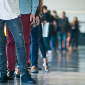 Záujem uchádzačov o zamestnanie dosiahol nové maximá, počet pracovných ponúk však klesol