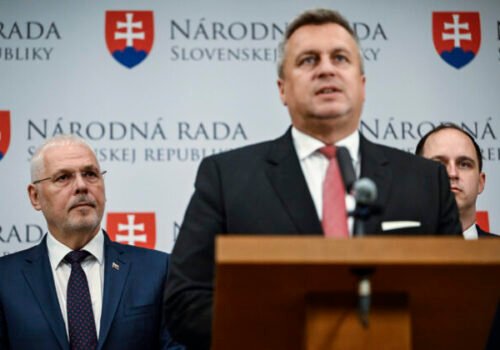SNS žiada spoluprácu Ukrajiny pri vyšetrení kybernetického útoku na kataster. Chcú, aby si Blanár predvolal ukrajinského veľvyslanca – VIDEO