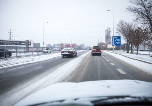 Vodiči, zvýšte pozornosť. Zľadovatelé cesty v Kežmarskom okrese môžu byť nebezpečné