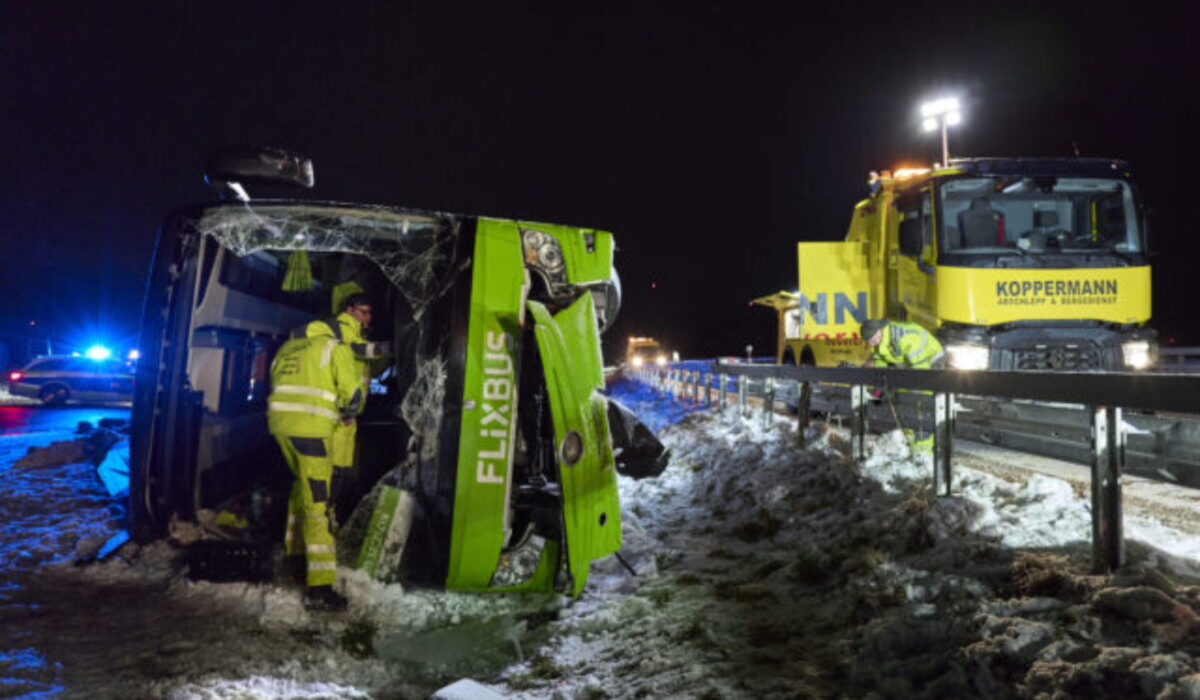 Autobus zišiel z diaľnice a následne sa prevrátil, nehoda si vyžiadala dve obete – FOTO