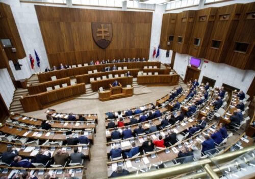 Parlamentné voľby by vyhralo PS a súčasná opozícia by s Matovičom mala tesnú väčšinu. Tomu zrejme pomohla zlatá vaňa