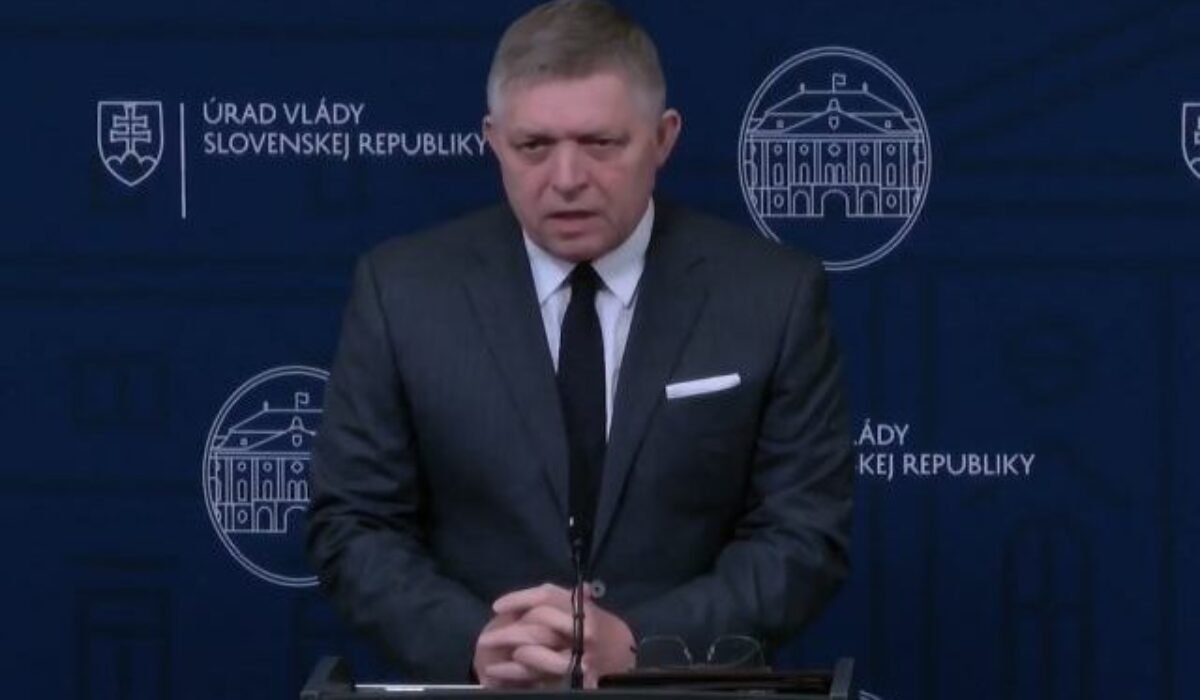 Fico straší prevratom a avizuje opatrenia. Čaká sa iba na moment, kedy sa začnú preskakovať ploty vládnych budov, povedal – VIDEO