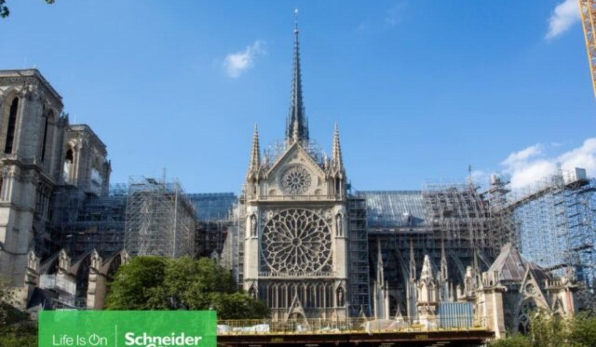Parížsku Notre-Dame chránia najnovšie energetické systémy Schneider Electric