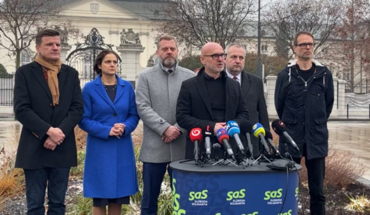 Ficova vláda zavádza verejnosť zmanipulovanými informáciami, liberáli podajú návrh na odvolanie riaditeľa SIS Gašpara – VIDEO