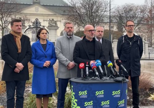 Ficova vláda zavádza verejnosť zmanipulovanými informáciami, liberáli podajú návrh na odvolanie riaditeľa SIS Gašpara – VIDEO