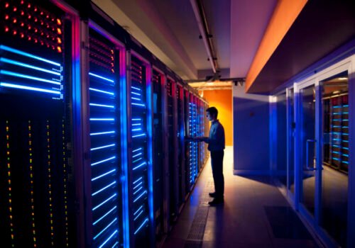 Schneider Electric očakáva rast modulárnych prefabrikovaných datacentier. Rozširuje kľúčový európsky závod