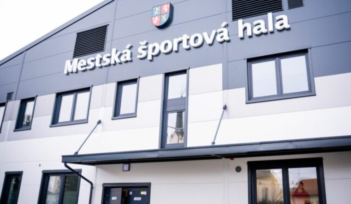 Vo Vrútkach otvorili novú multifunkčnú športovú halu za takmer 2,3 milióna eur. Na jej otvorení sa zúčastnil aj minister investícií Raši – FOTO