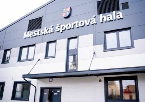 Vo Vrútkach otvorili novú multifunkčnú športovú halu za takmer 2,3 milióna eur. Na jej otvorení sa zúčastnil aj minister investícií Raši – FOTO