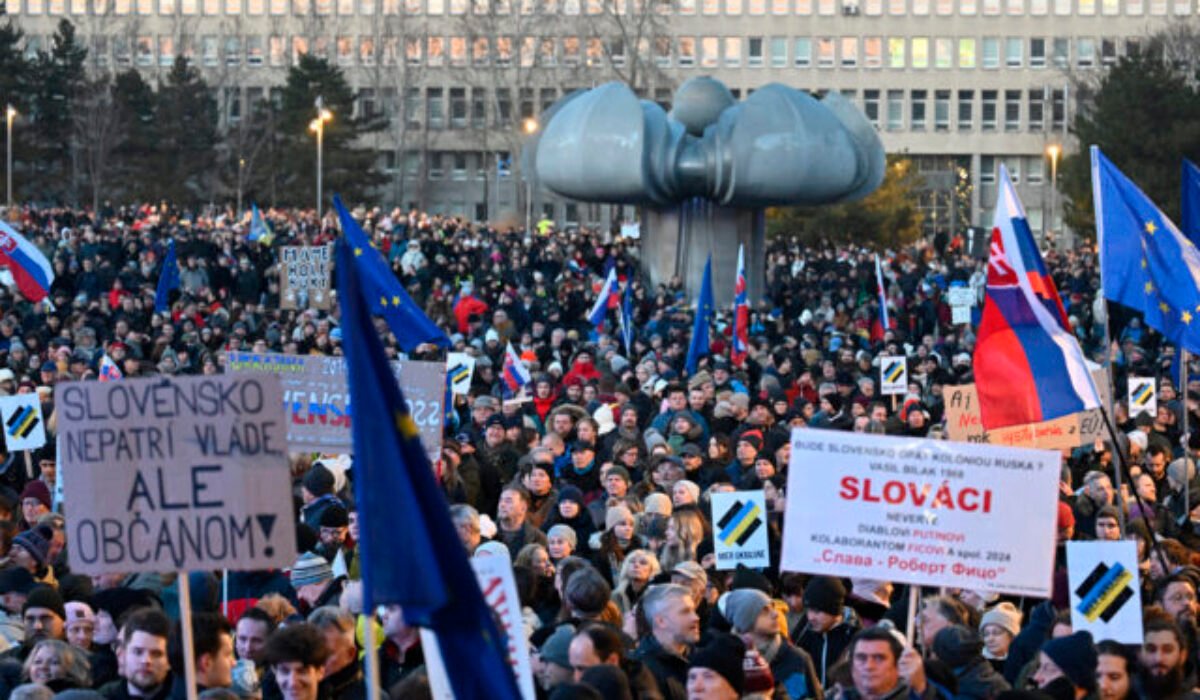 Združenie Reštart vyzýva na účasť na piatkových protestoch proti súčasnej politickej situácii v krajine, zhromaždenia podporujú aj expolitici Zala a Weiss