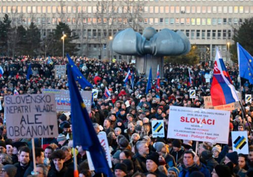 Združenie Reštart vyzýva na účasť na piatkových protestoch proti súčasnej politickej situácii v krajine, zhromaždenia podporujú aj expolitici Zala a Weiss