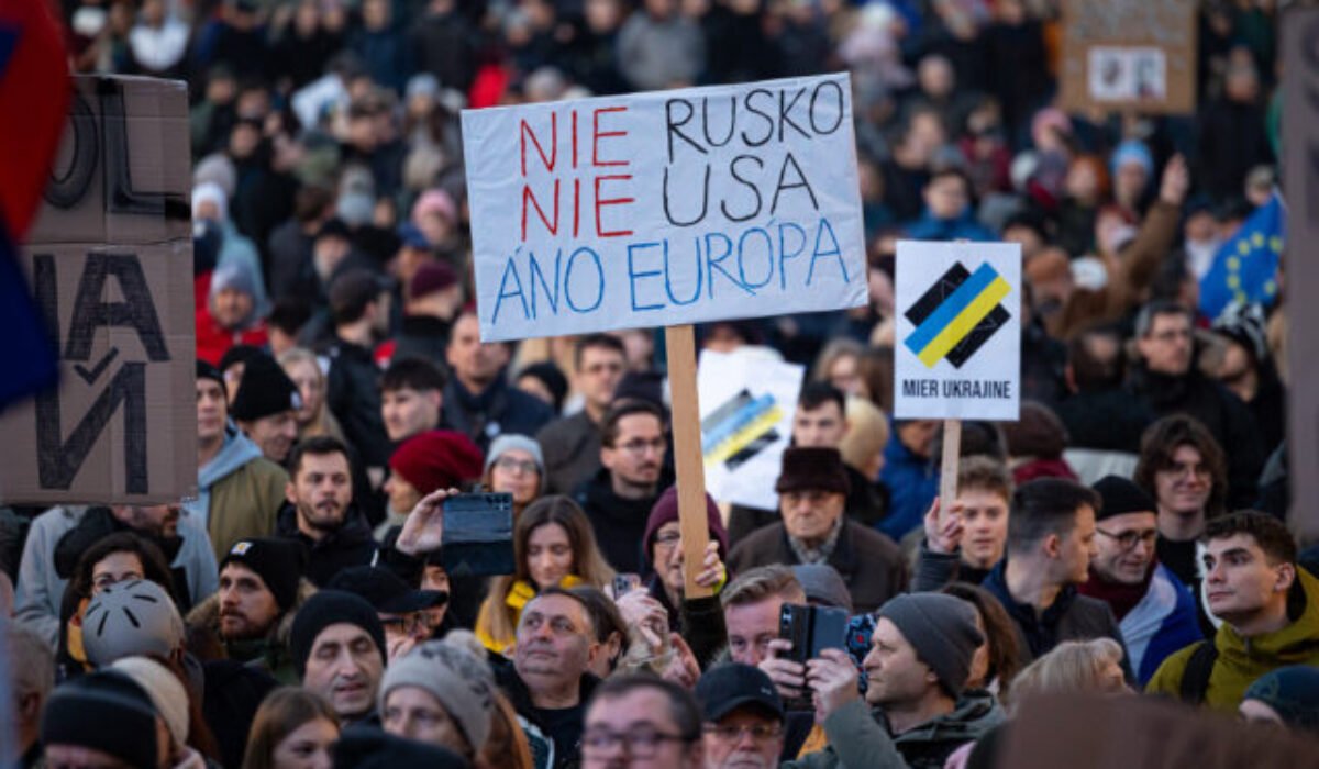 V Bratislave sa na protestnom zhromaždení Slovensko je Európa zišlo 60-tisíc ľudí, podporili ich aj Polívka a Maštalír – VIDEO, FOTO