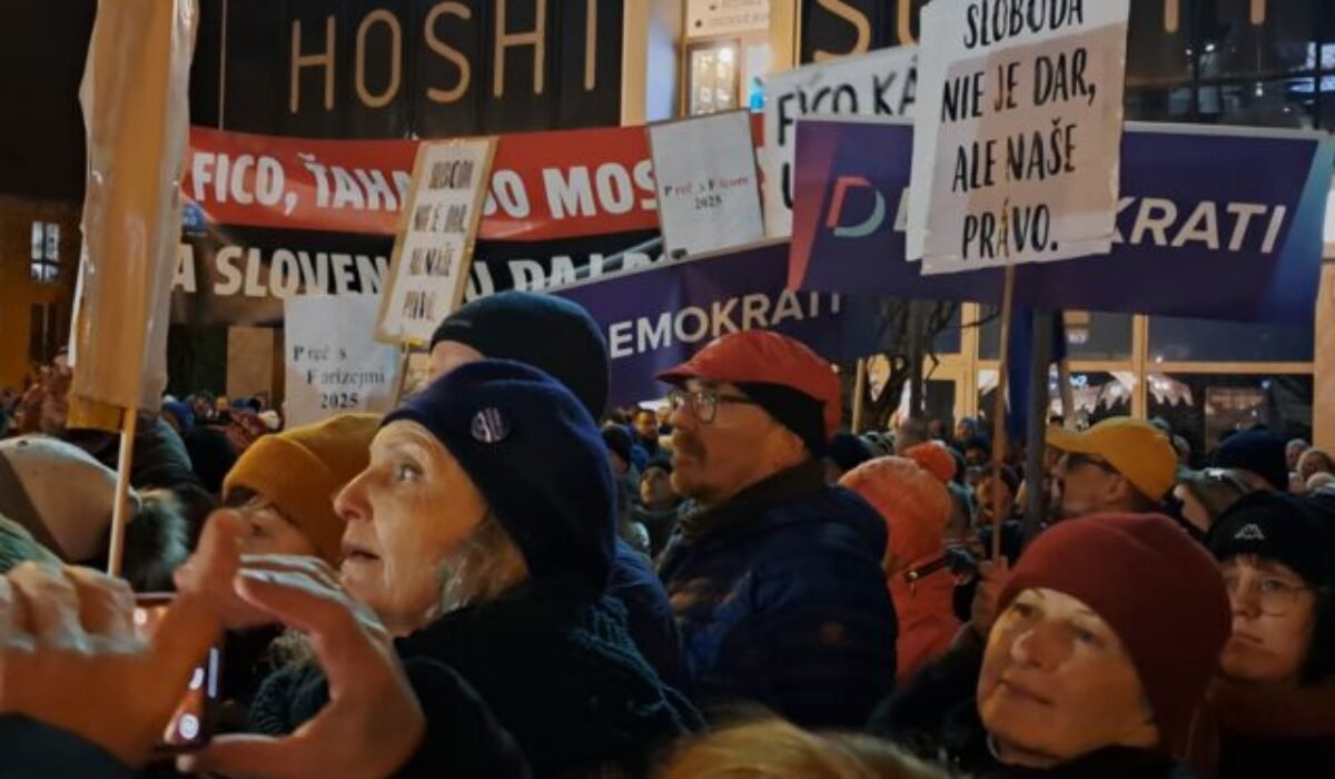 „Slovensko si nedáme“ či „dosť bolo Fica“ sa v piatok ozývalo námestím v Poprade, na protest prišlo do 4-tisíc ľudí